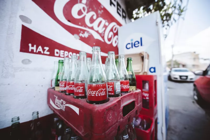 Reja de envases de vidrio de Coca-Cola. Femsa anunció un aumento de precios en sus productos en México. 