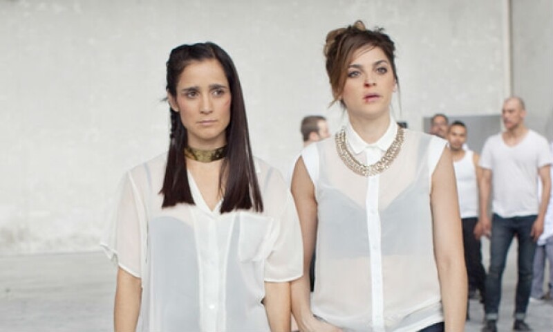Julieta e Irene tuvieron que ensayar la coreografía que les exigió el video.