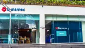 Sucursal de Banamex ubicada en Avenida Paseo de la Reforma en Ciudad de México, en la cual tienen abiertas sus puertas, pero no se observan a usuarios ingresar.