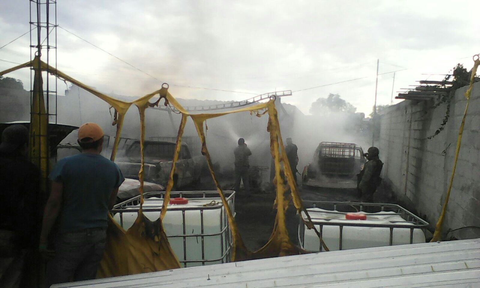 Explota una bodega en donde se almacenaban bidones de gasolina robada en el municipio de Los Reyes de Juárez. Febrero 2016.