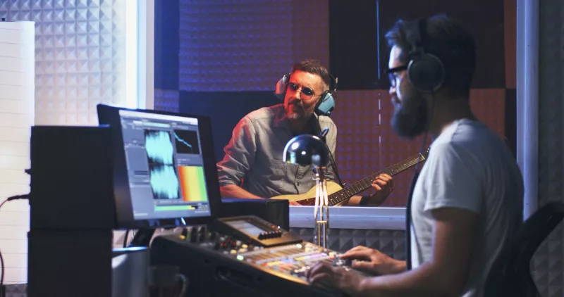 El legendario doblaje mexicano está en vilo: pide incentivos fiscales como los que el gobierno dará a Netflix