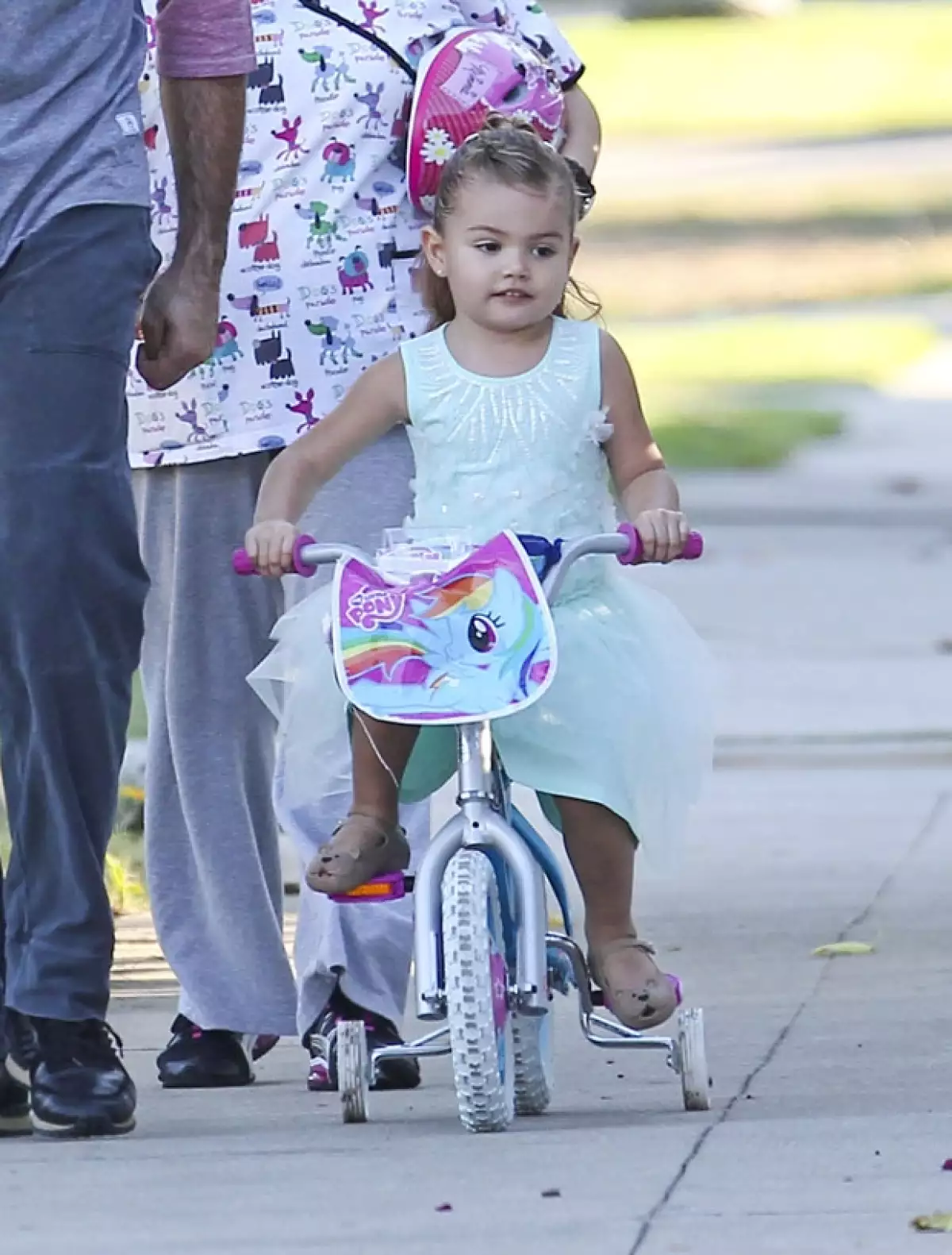 La pequeña Elena se mostró segura al volante de su bici entrenadora.