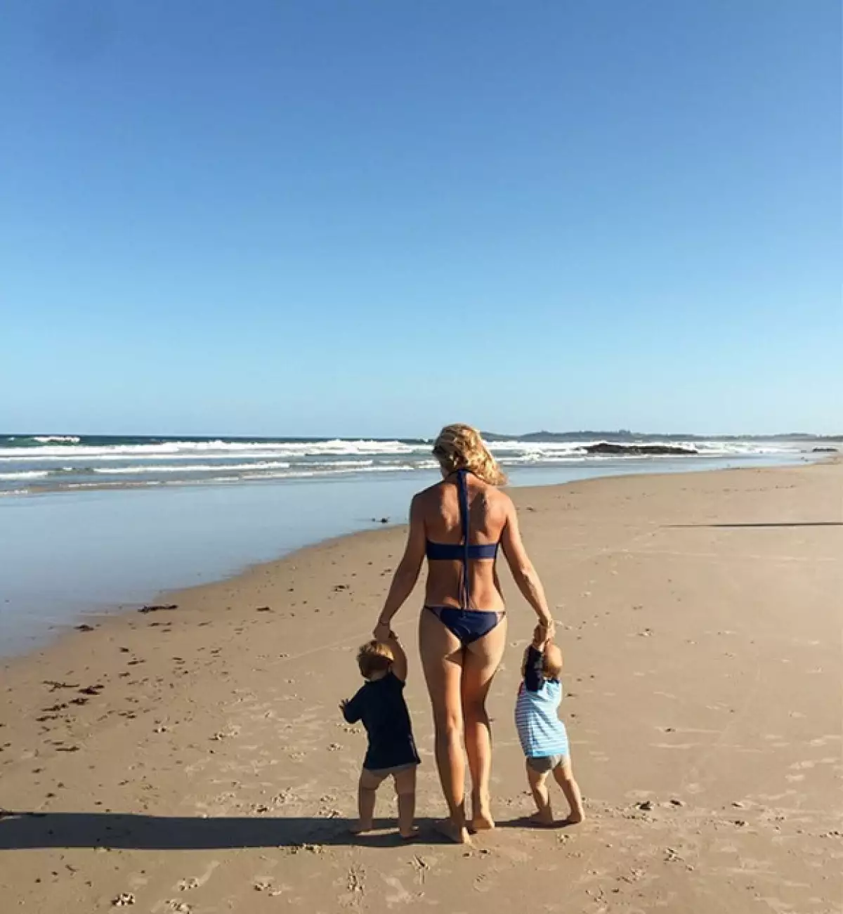 La actriz ha demostrado que ha recuperado completamente su figura un año después del embarazo de sus gemelos, compartiendo unas fotografías en bikini.