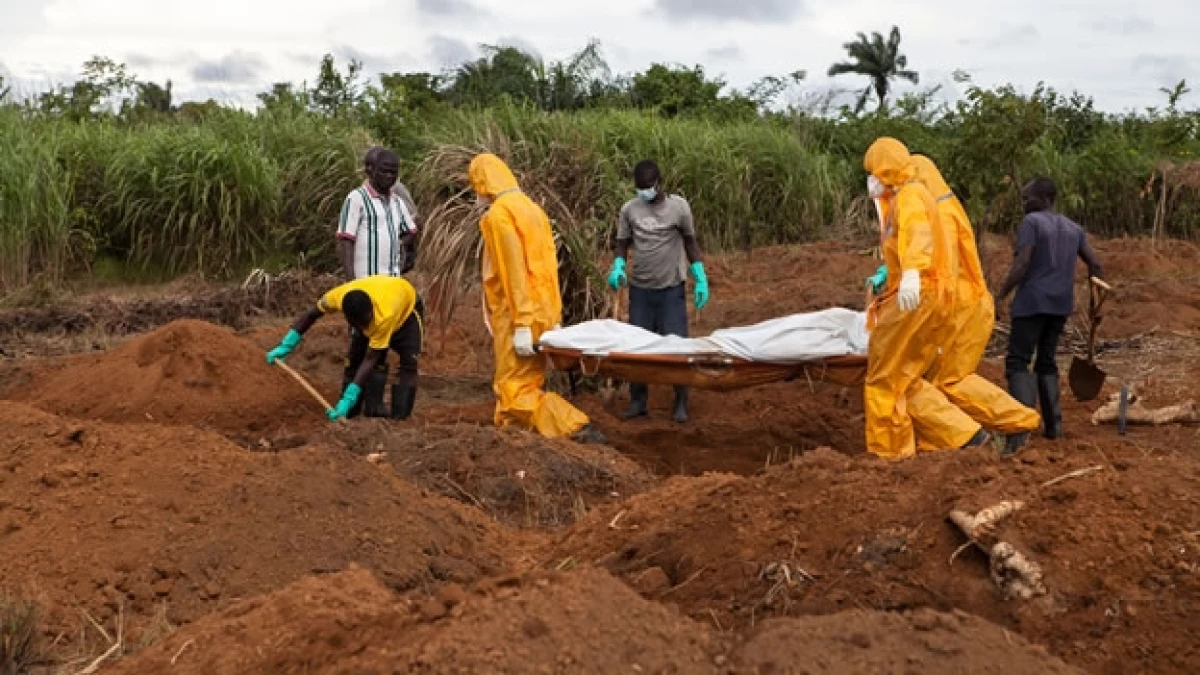 Los restos de personas que han muerto por el ébola en Sierra Leona son trasladados a fosas comunes