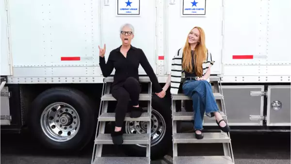 Foto de Jamie Lee Curtis y Lindsay Lohan sentadas en las escaleras de entrada a sus trailers de grabación de la película 'Un viernes de Locos 2'.