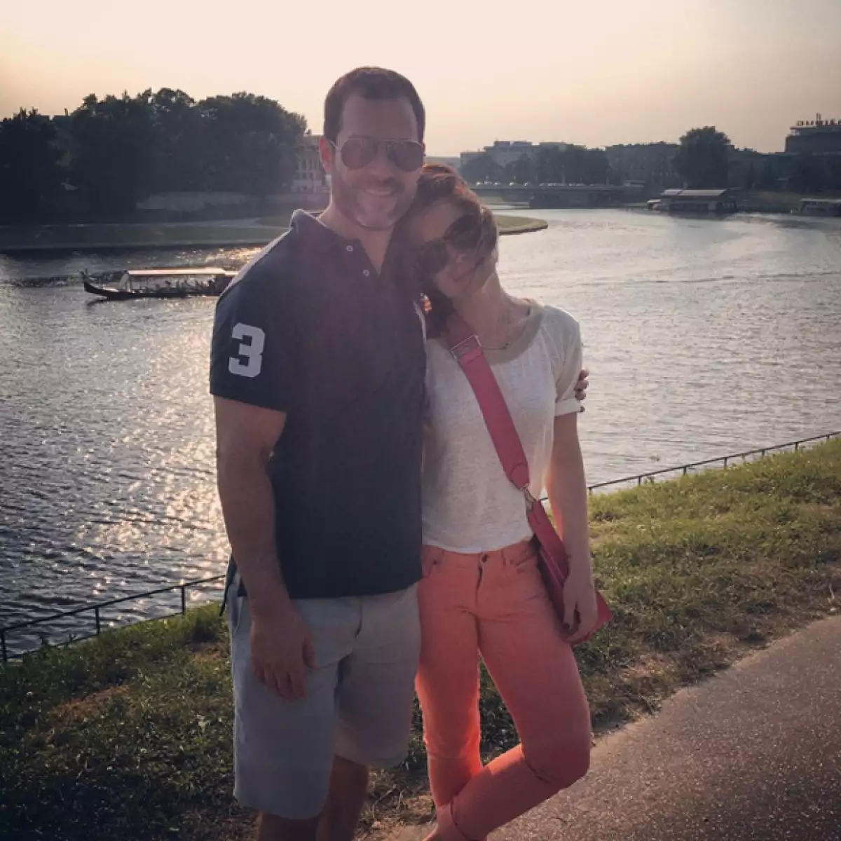 La actriz y su esposo se encuentran en Polonia, desde donde han compartido románticos momentos e imágenes de la cultura y arquitectura de la ciudad.