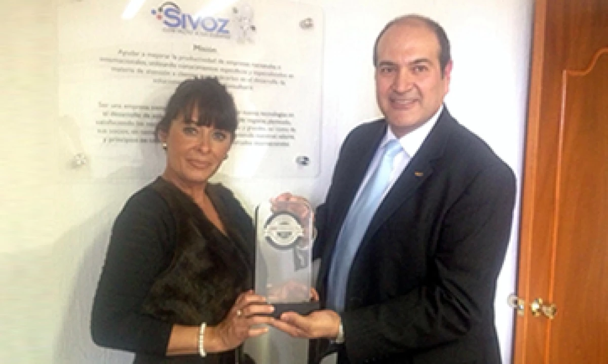 El director general de SiVoz México, Hugo Calderón, recibe el galardón. (Foto: Everardo Calderón )
