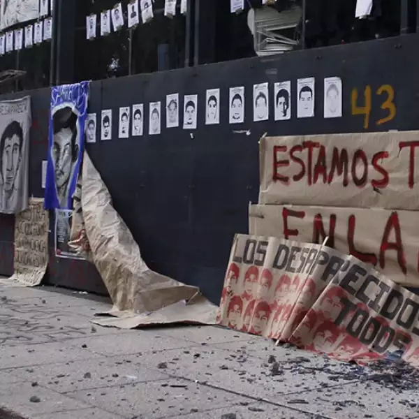 ayotzinapa 43, pgr, vandalos