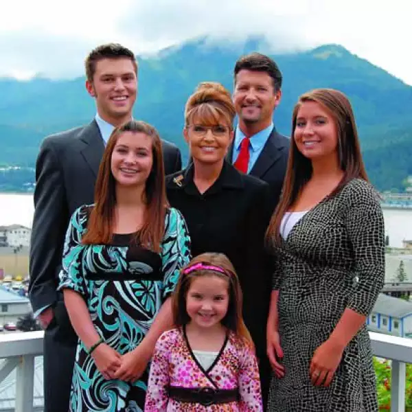 Track, Bristol, Willow, Piper son los hijos de la familia Palin.