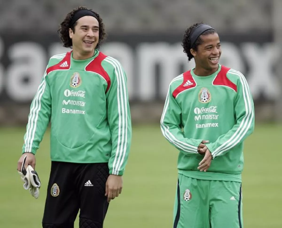 Guillermo Ochoa y Giovani dos Santos en el entrenamiento de la Seleccion Mexicana de futbol en las instalaciones del CAR en la Ciudad de México el día de ayer.