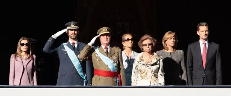 España celebró hoy la Fiesta Nacional con un desfile encabezado por los reyes Juan Carlos y Sofía, los príncipes de Asturias, la infanta Elena y el presidente José Luis Rodríguez Zapatero.