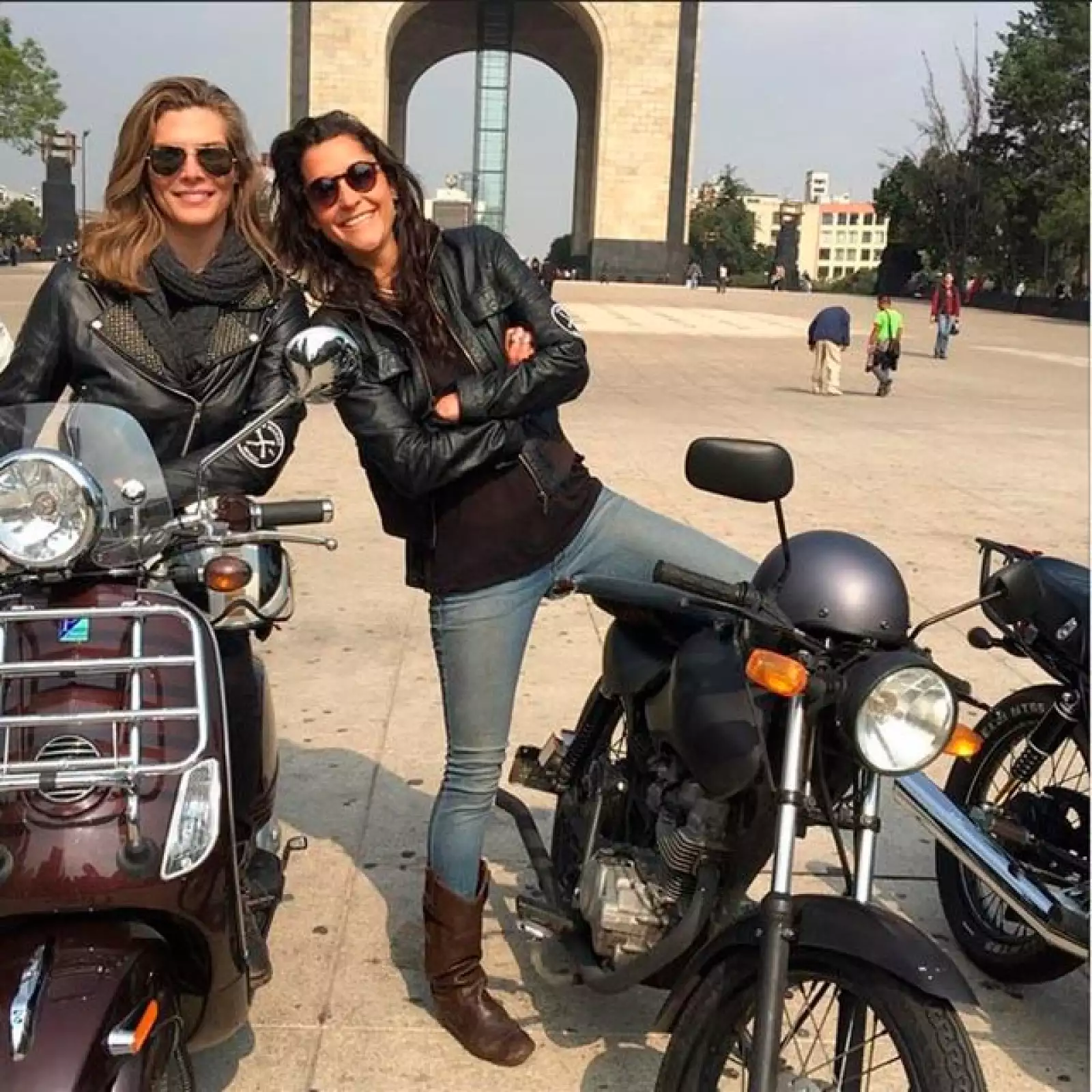 La conductora lució como toda una biker chic durante el paseo.