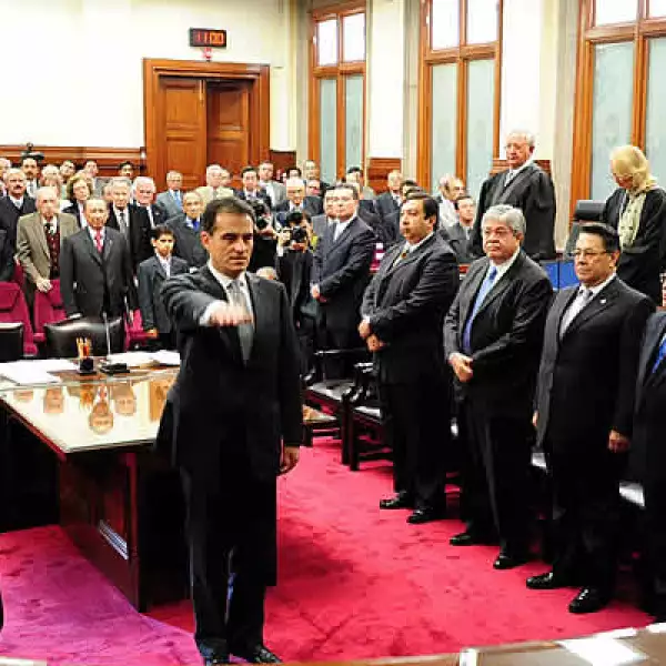 La SCJN determinó que el titular de la SCT pierde la facultad de otorgar, refrendar, modificar o revocar concesiones de radio y TV frente a la Cofetel. Aquí los ministros toman protesta al ex procurador Daniel Cabeza de Vaca como nuevo consejero de la Jud