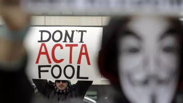 En Alemania miles de personas protestaron con máscaras del peculiar personaje.