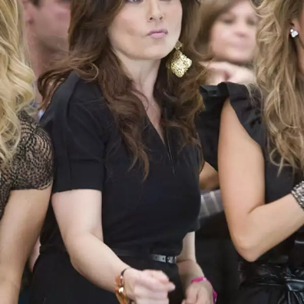 Elizabeth Álvarez lució con mucha energía para grabar el tema.