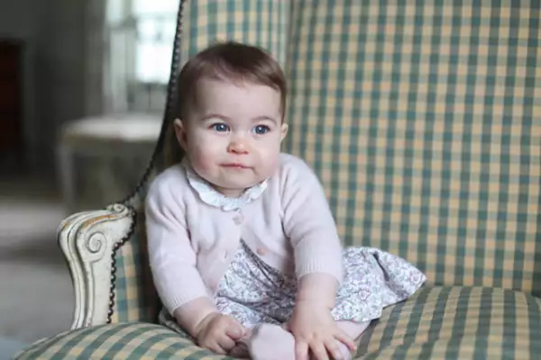 La princesa Charlotte de Cambridge, hija de William y Kate, fue fotografiada a los seis meses por su mamá en Anmer Hall, su residencia en Norfolk.
