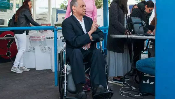 CIUDAD DE MÉXICO, 01JULIO2018.- Fidel Herrera, exgobernador de Veracruz, acudió a la casilla especial ubicada en el Hospital General. Debido a que no se formó para poder votar, la gente empezó a gritarle al grado en el que se tuvo que retirar sin poder sufragar. Herrera sufrió un derrame cerebral en marzo pasado. Su esposa Rosa Borunda lo acompañó y también recibió gritos de protesta.
FOTO: DIEGO SIMÓN SÁNCHEZ CUARTOSCURO.COM