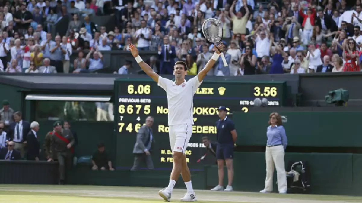El tenista serbio retomó el puesto número uno del mundo al vencer a Roger Federer en un buen partido