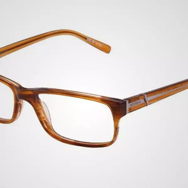 El otoño también llega a los anteojos con este armazón en tono whisky y estilo clásico, con ajuste ideal a la nariz y contorno de tu rostro.