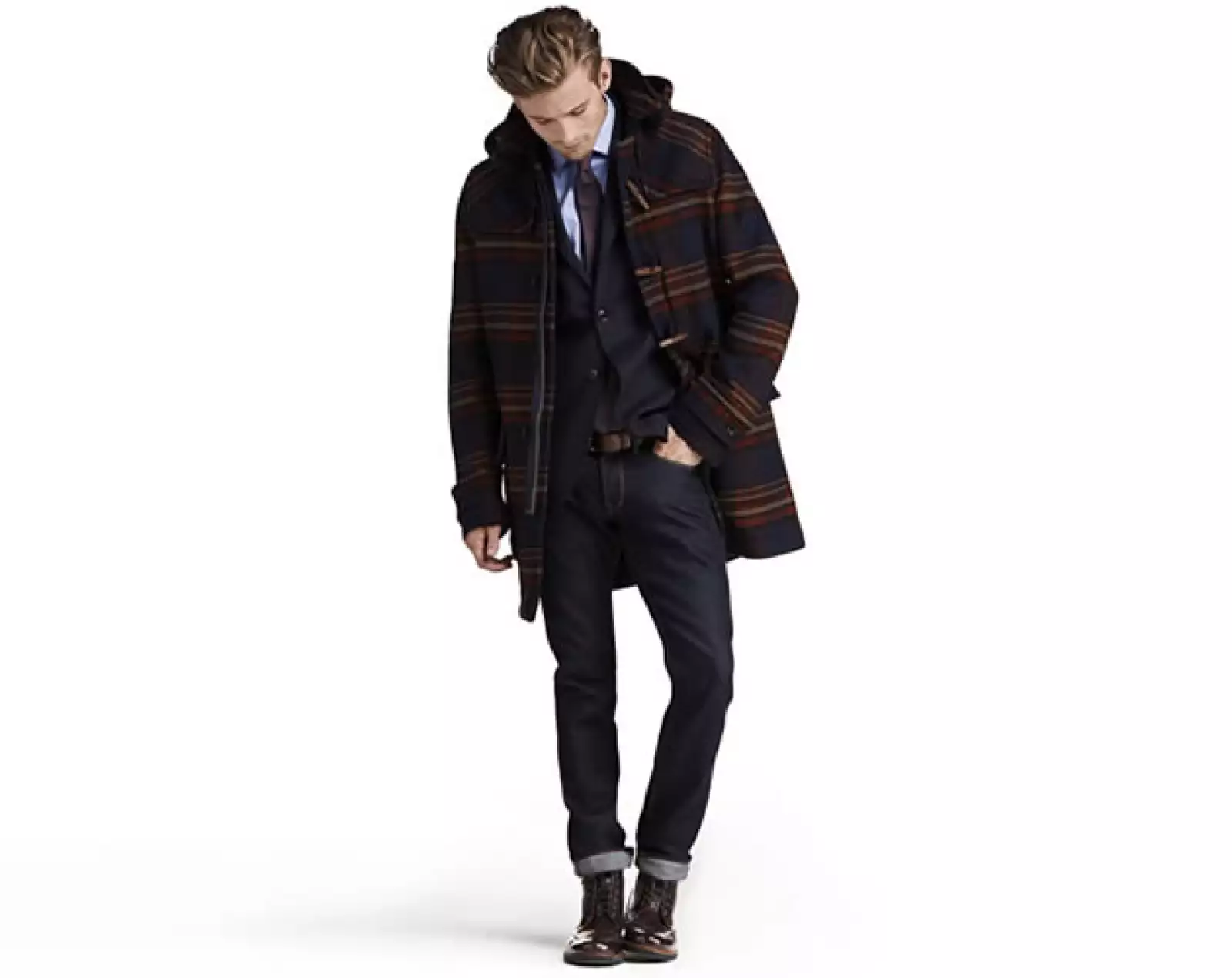 El abrigo de la más reciente colección de Tommy Hilfiger es ideal para las vacaciones de montaña.