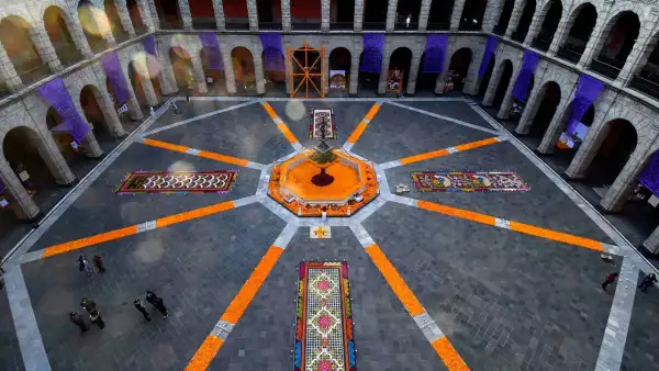 Ofrenda en el Patio Central del Palacio Nacional