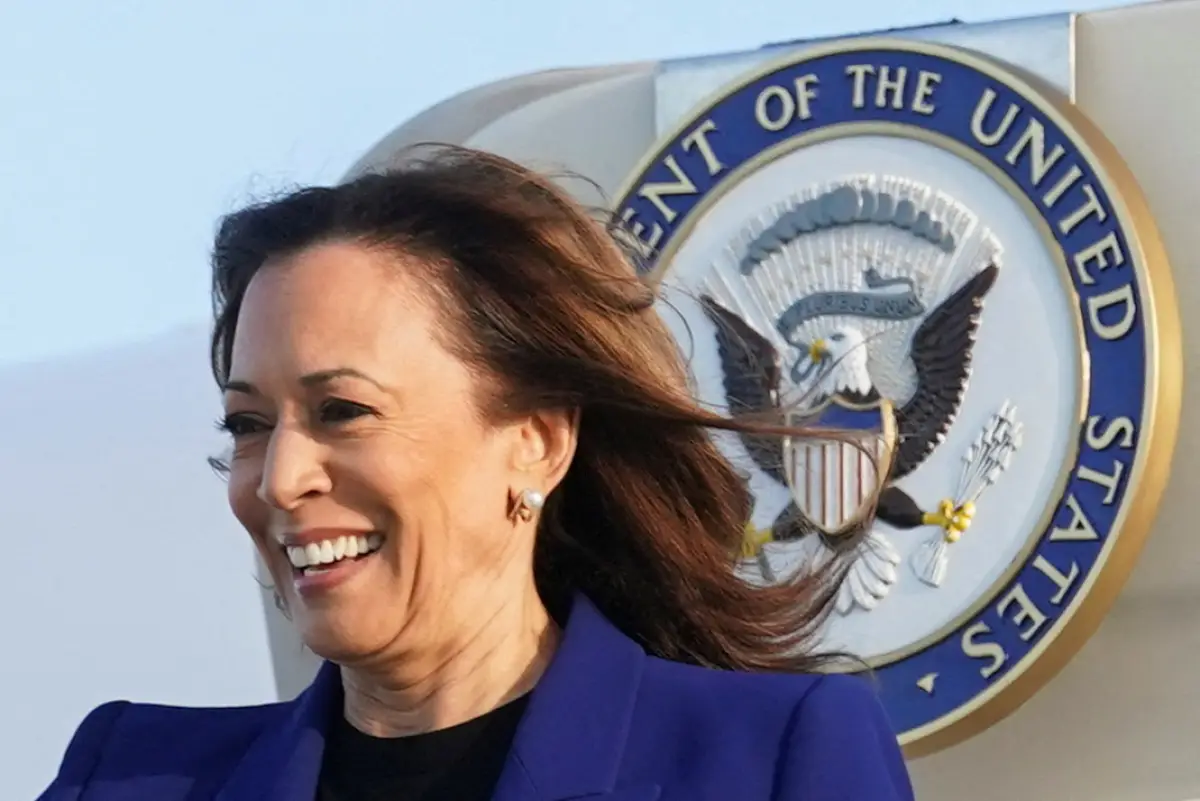 La candidata presidencial demócrata y vicepresidenta de los Estados Unidos, Kamala Harris, y su compañera de fórmula, el gobernador de Minnesota, Tim Walz (no en la foto) desembarcan de la Fuerza Aérea Dos, el día de un mitin de campaña, en el Aeropuerto Internacional Mitchell de Milwaukee, en Milwaukee, Wisconsin, EE. UU., el 20 de agosto de 2024.