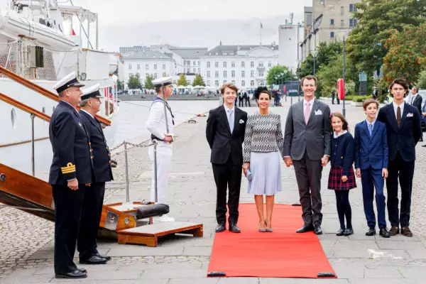 Príncipe Félix, princesa Marie, príncipe Joaquín, princesa Athena, príncipe Henrik y príncipe Nikolai