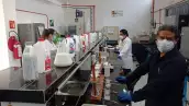 La Profeco informó que hay leche de vaca que no cumple.con los requisitos. (Personas haciendo el estudio a distintas marcas de leche). 
