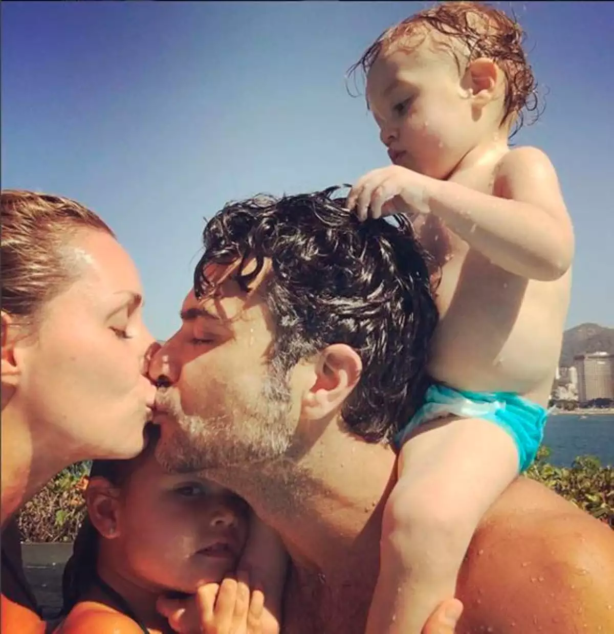 La pareja disfruta al máximo sus momentos en familia.