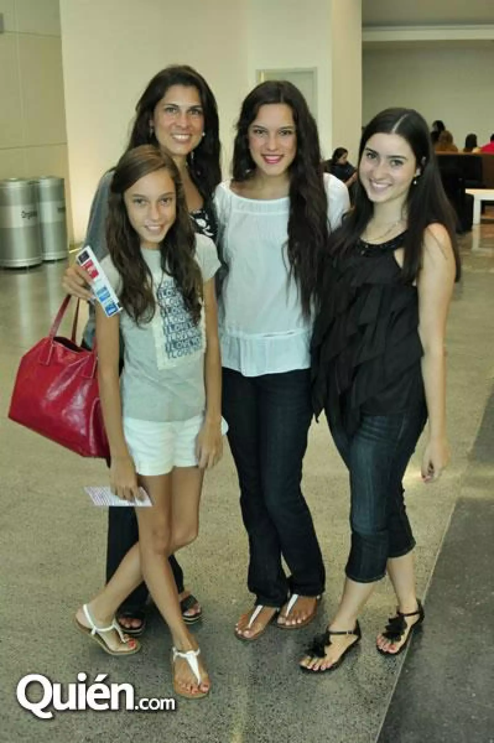 Nayeli Páez,Thelma de Pérez,Midasi Cañamar de Paéz y Debbie de Lozano