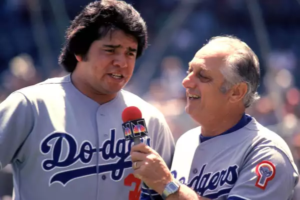Foto de Fernando Valenzuela de joven siendo entrevistado por su manager Tommy Lasorda al terminar un juego de los Dodgers vs Cubs