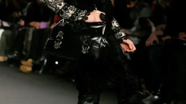 BOTAS. Si tuvieras que elegir unos zapatos para esta temporada, definitivamente, tendrían que ser unas botas. Estas son de la colección de la diseñadora Anna Sui.
