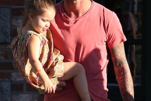 David no soltó a su hija, quien lucía un vestido floreado.