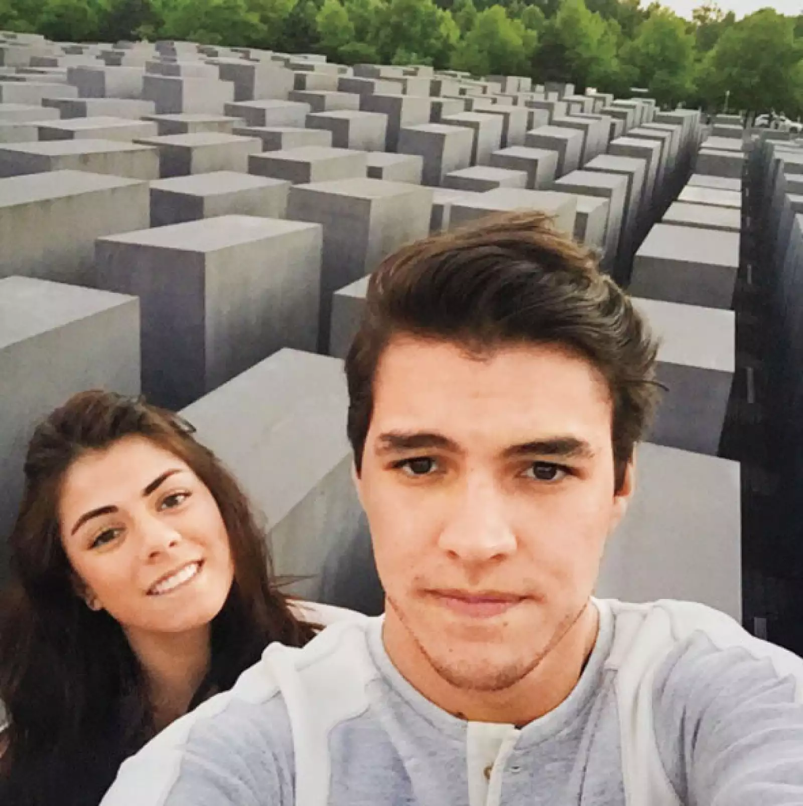 Él en su cumpleaños le llevo serenata con sus amigos.