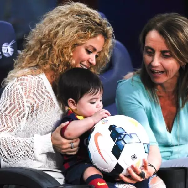 Milan jugó un rato con un balón que apenas podía sostener, ¿se interesará por el futbol al igual que Gerard?