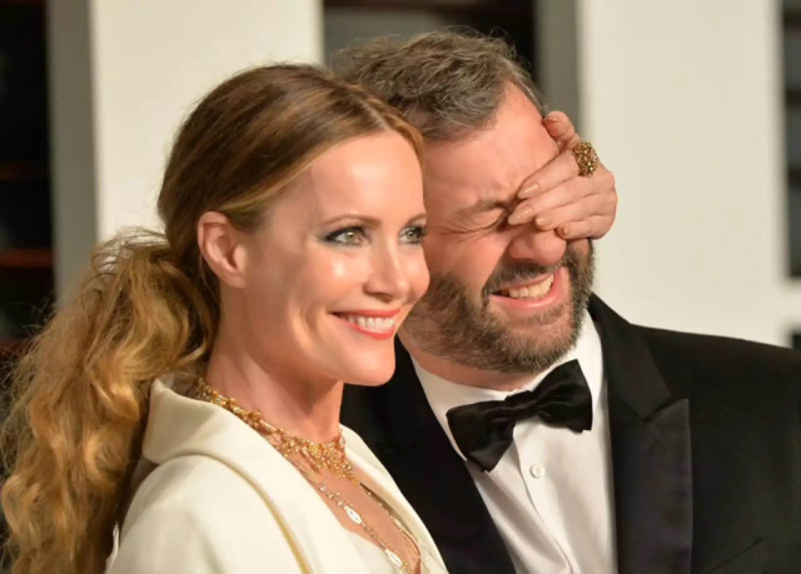 Leslie Mann bromeando con su esposo Judd Apatow.