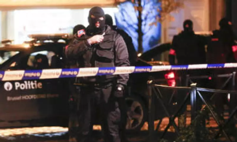 Soldados y policías resguardan cada rincón de Bruselas por el temor de un "inminente" ataque terrorista. (Foto: EFE)