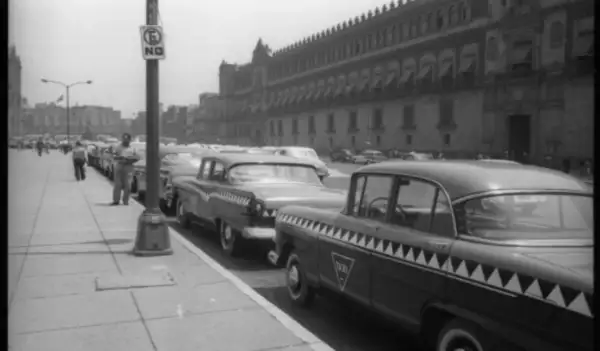 Fila de taxis cocodrilos en CDMX entre los años 50 y 60. 