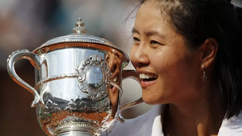 la tenista china, na il, con su trofeo