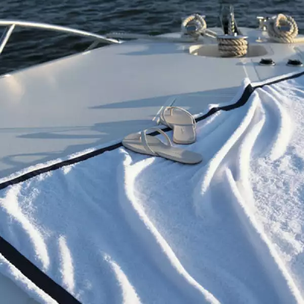 La marca italiana Frette presentó su nueva colección para playa y spa en felpa/lino inspirada en el mar, con diseño de peces y corales.