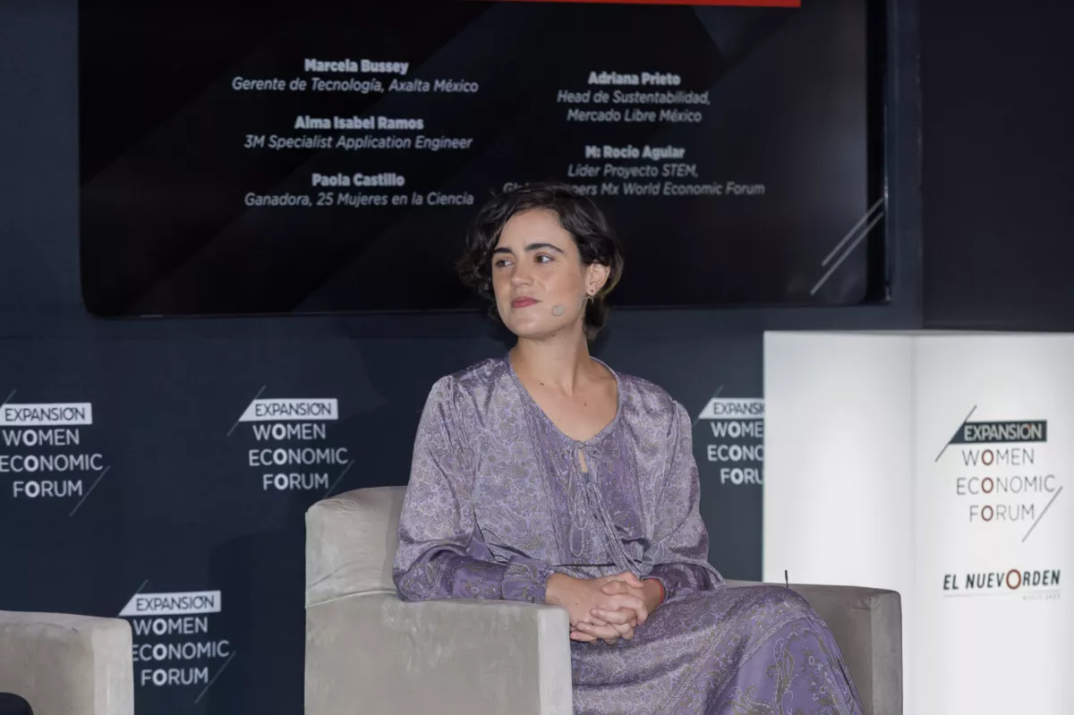 Se observa una mujer, Adriana Prieto, durante su participación durante el Women Economic Forum, sentada en el panel, sobre el escenario