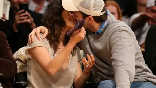 Tras el nacimiento Wyatt, la pareja decide tomarse la noche libre de su actividad como papás para ver un partido de básquetbol y mostrar lo enamorados que están.