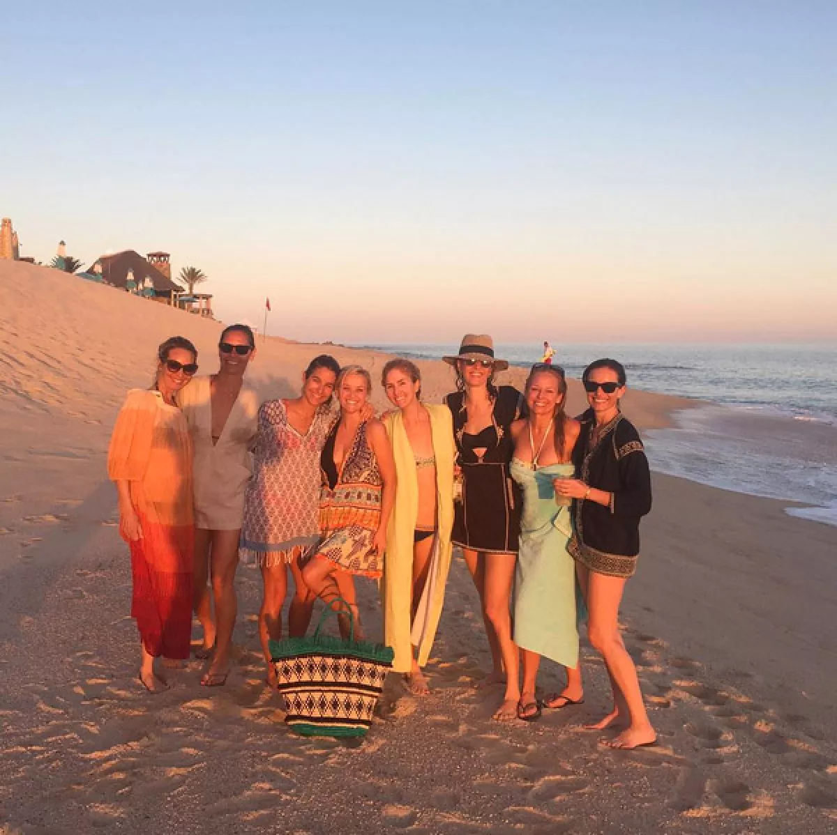 Con todo su girl squad en playa mexicana.