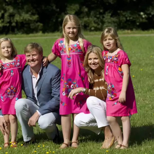 Guillermo y Máxima de Holanda posan con Ariane, Alexia y Amalia.