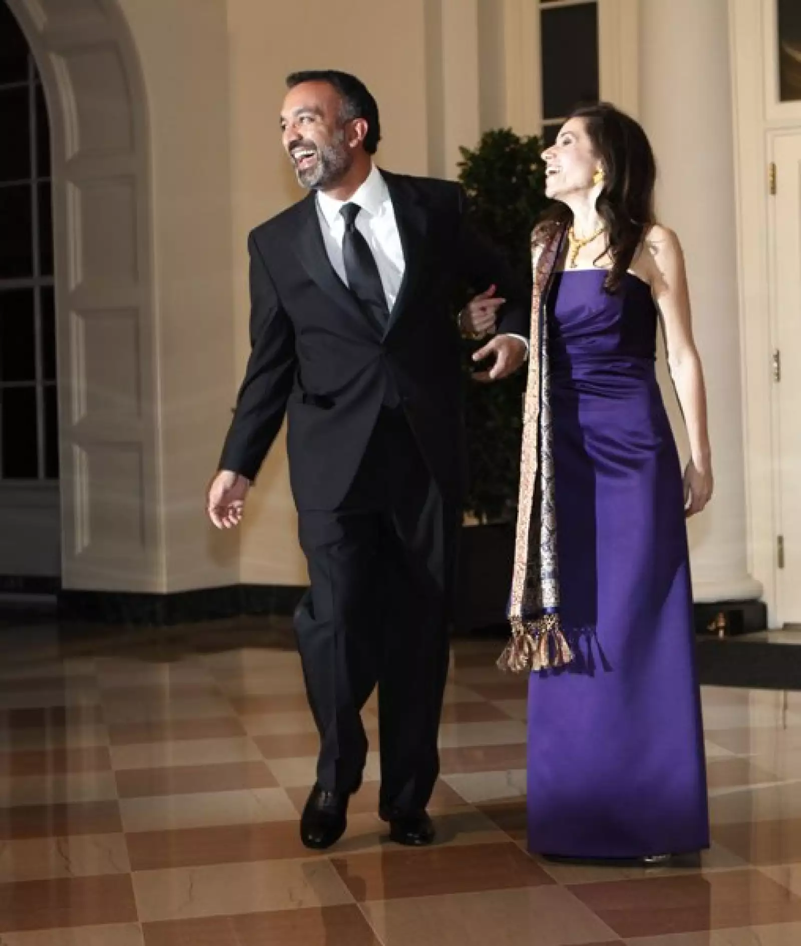 Rajiv Chandrasekaran, editor del Washington Post, y su esposa Julie Chandrasekaran.