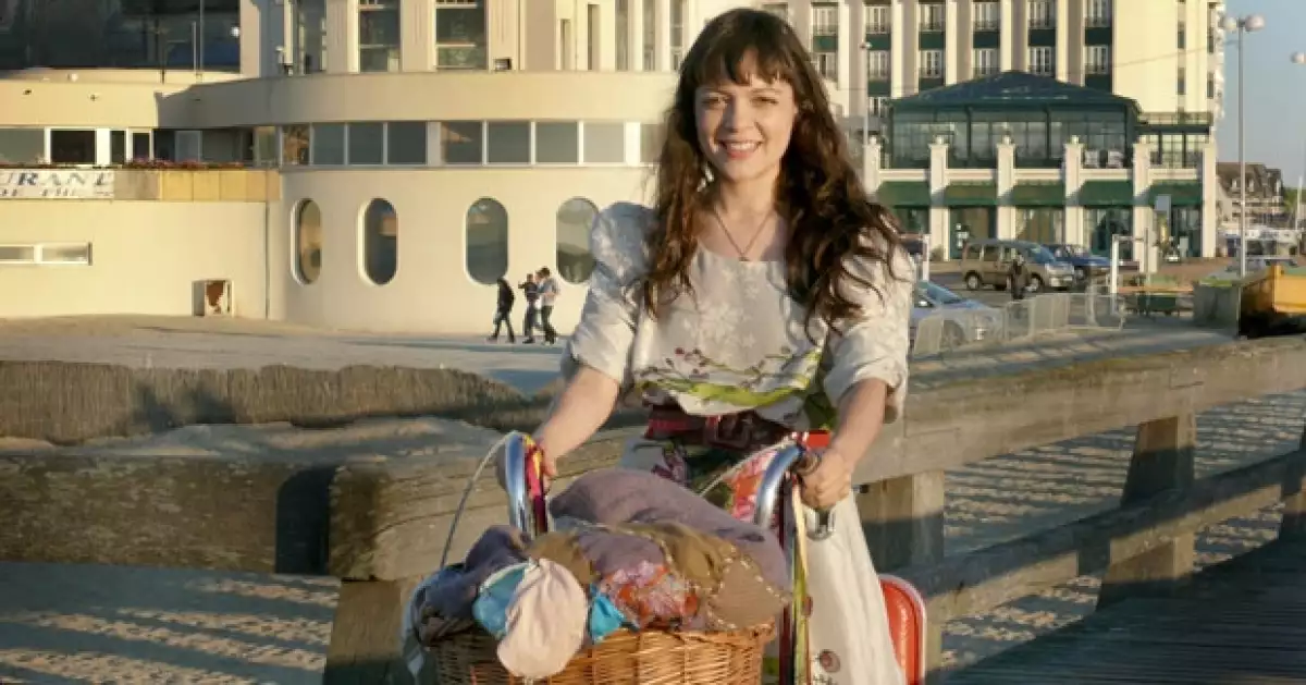 La cantante lanzó de forma oficial el clip de su segundo sencillo, `Cursis melodías´.