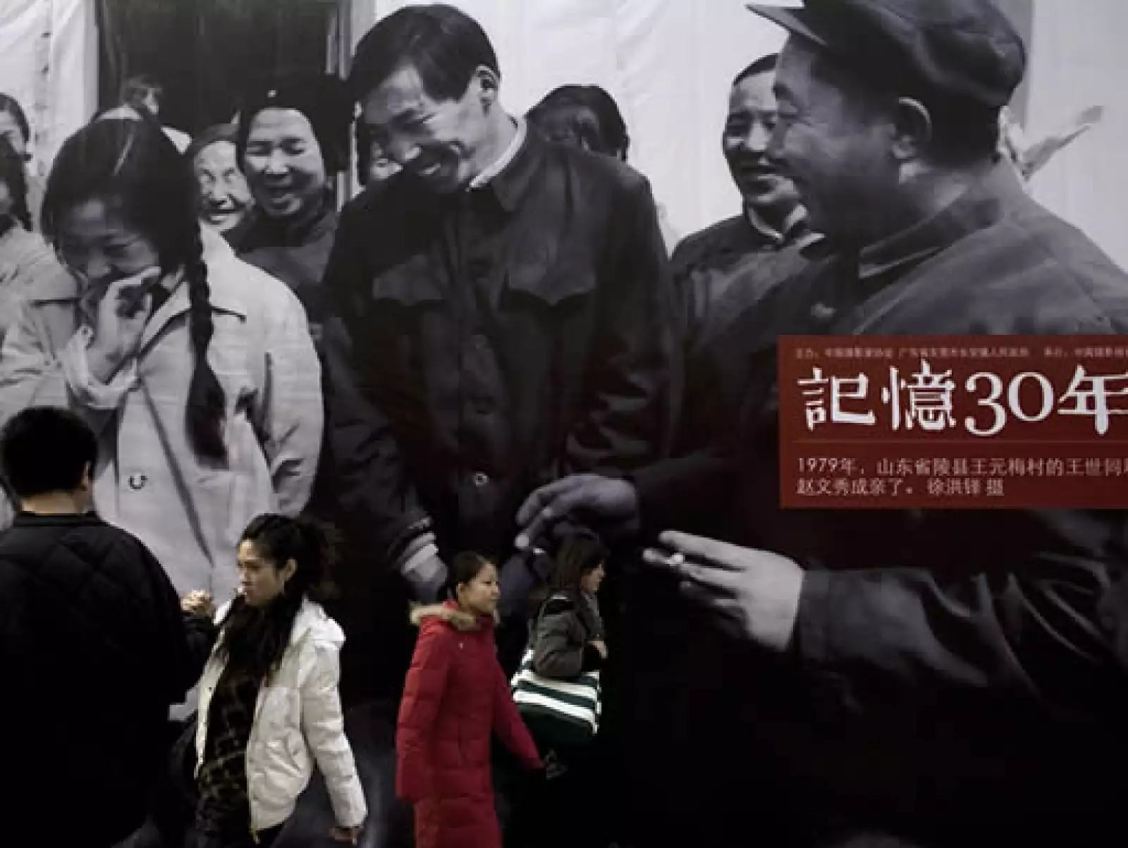 Algunos ciudadanos chinos hacen sus compras en la cadena de tiendas estadounidense Wal-Mart.