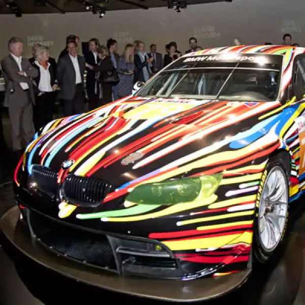 La firma automotriz inauguró la BMW Art Collection, con más de 17 vehículos de la compañía, decorados por artistas como Andy Warhol, Jeff Koons, Roy Lichtensteint, entre otros.