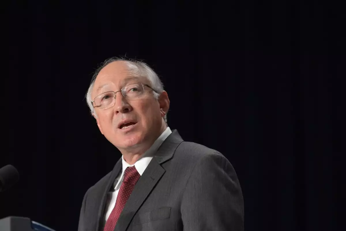 Ken Salazar fue secretario del Interior durante el gobierno de Barack Obama, senador por Colorado y fiscal general de Colorado, de acuerdo con la Casa Blanca. En 1998 se convirtió en el primer latino en servir como funcionario estatal en Colorado.