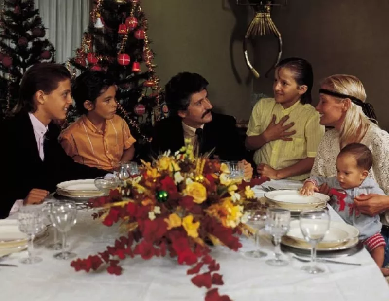 Luis Miguel, un amigo de la familia, Luis Rey, Alejandro, Marcela Basteri y Sergio durante la navidad de 1984 en México.